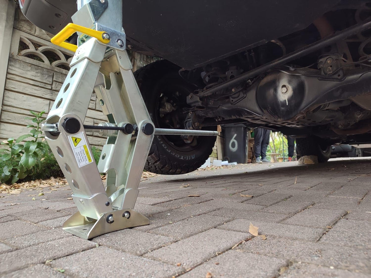 Heavy Duty Scissor Jack 2 Ton Capacity 12" Usable Lift K840946